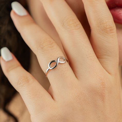 Minimalist Accessories Jewellery, Rajput Jewellery, Infinity Pattern, Gold Infinity Ring, Dainty Gold Ring, Ring Minimal, Eternal Beauty, Minimalist Accessories, Dainty Gold Rings