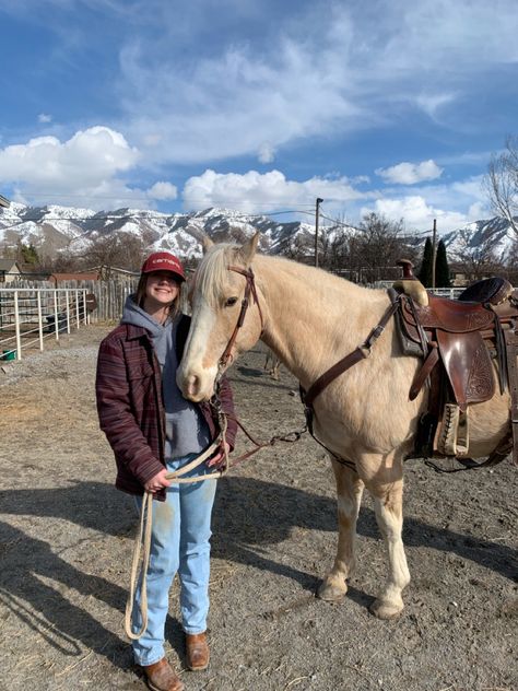 Riding Horses In The Mountains, Country College Outfits, Winter Horse Riding Outfit Western, Western Riding Outfit, Horse Riding Outfit Casual Jeans, Winter Horse Riding Outfit, Horse Riding Outfit Western, Winter Riding Outfits, Cowgirl Winter Outfits