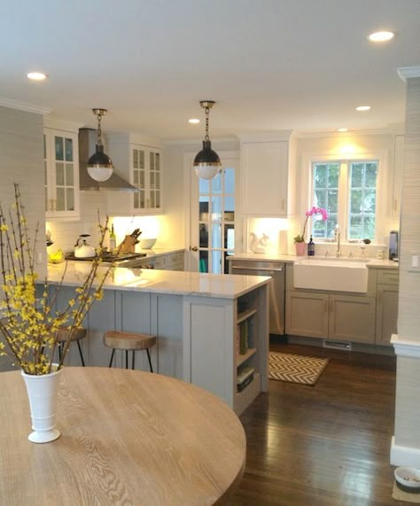 before after kitchen makeovers | This is such a gorgeous and classy kitchen remodel from Elements of ... Kitchen Open Concept, Painting Oak Cabinets, Kitchen Remodel Before And After, Oak Cabinets, Kitchen Diner, Kitchen Redo, Trendy Kitchen, Kitchen Remodel Idea, Kitchen Makeover