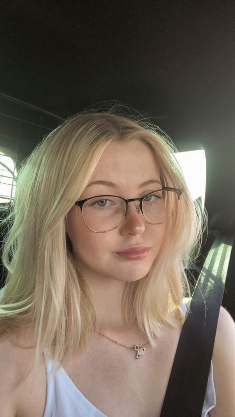 Good Glasses For Round Faces, Glasses For Pale Skin, Glasses Frames For Round Faces Woman, Best Glasses For Round Face Women, Trendy Glasses Frames 2023, Frames For Round Faces Eyeglasses, Glasses Frame Aesthetic, Glass Frame For Round Face, Cute Glasses Round Face