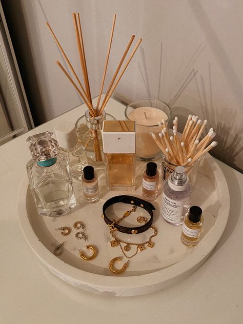 Bandeja Perfume, How To Organize Perfumes On Dresser, Dresser Top Organization Ideas, Vanity Tray Decor, Girls Dressing Table, Profumo Victoria Secret, Dressing Table Organisation, Koleksi Parfum, Dressing Table Tray