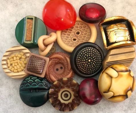 Vintage Buttons Crafts, Vintage Buttons Antiques, Buttons Crafts Diy, Pretty Buttons, Button Collecting, Button Image, Buttons For Sale, Fancy Buttons, Vintage Celluloid