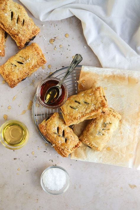 Vegan Caramelised Onion and Spinach Puff Pastries - Cooking With Parita Spinach Puff Pastry, Savory Puff Pastry, Vegan Apps, Spinach Puff, Puff Pastry Appetizers, Vegan Pastries, Cheesy Spinach, Pastry Appetizer, Puff Pastries