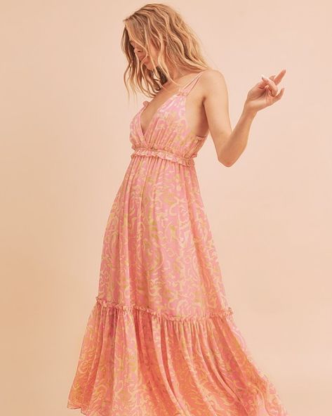 Happy Sunday ☀️🥰 ootd Empire Silhouette, Floral Silhouette, Curvy Swimwear, Floral Dresses Long, Crewneck Dress, Tiered Maxi Dress, Sun Dress, Sleeveless Maxi Dress, Tiered Skirt