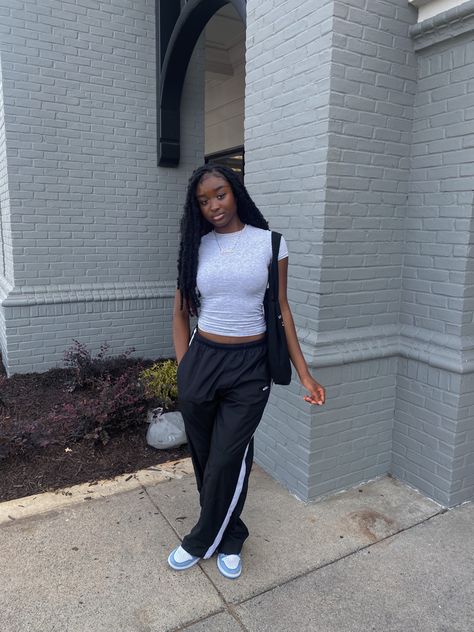 Nike Joggers Outfit, Black Sweatpants Outfit, Black Joggers Outfit, Joggers Outfit Women, Sweatpants Outfits, Outing Outfit, Girls Joggers, Sweatpants Outfit, Urban Fashion Women