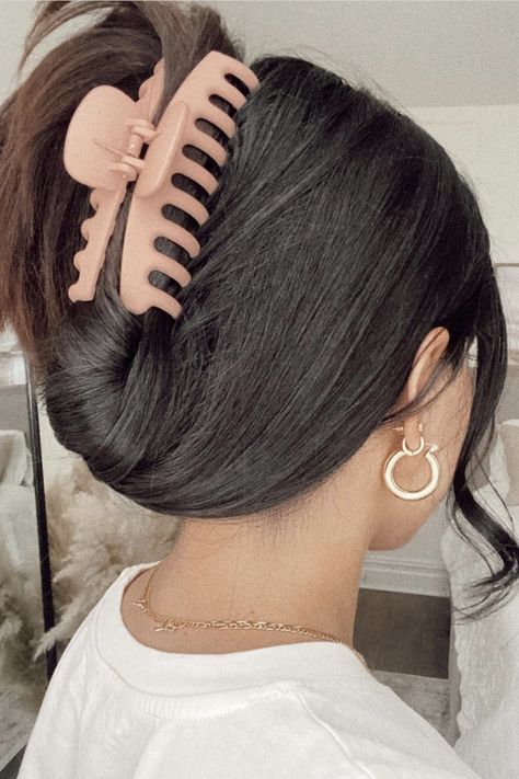 claw hair clip Claw Clip Hairstyles, Beyonce Hair, Makeup Hacks Beauty Secrets, Clip Hairstyles, Athletic Hairstyles, Natural Hair Styles Easy, Claw Hair Clips, 짧은 머리, Beauty Makeup Tips