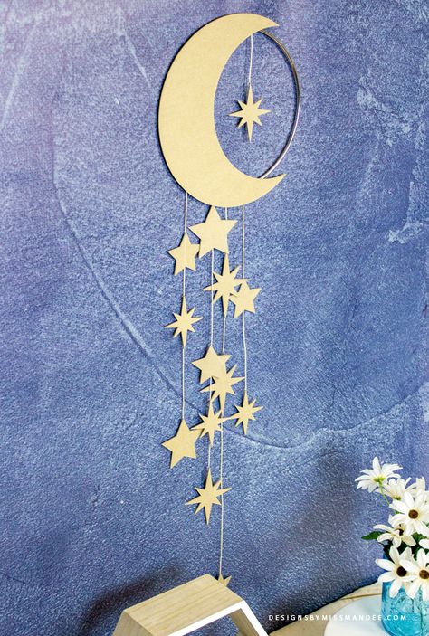 FREE Star Wall Hanging – DIY Nursery Decor - Designs By Miss Mandee. Stars, moon, moon and stars, DIY, craft, chip board, Cricut, die cut, wall hanging, decor, nursery, baby decor, knife blade, DIY decor, SVG. #cricutmade #nurserydecor #freeSVG Star Wall Hanging, Diy Nursery Decor, Ramadan Kareem Decoration, Ramadan Decoration, Paper Wall Hanging, Ramadan Crafts, Astuces Diy, Diy Nursery, Moon Decor