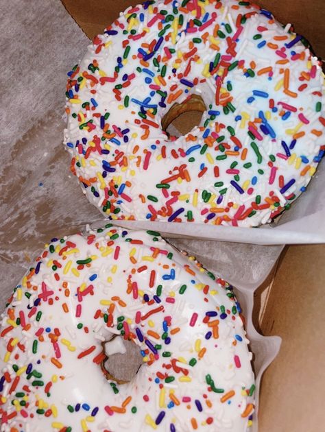 #donuts #sweets #sprinkles Donut Sprinkle, Food Tiktok, Bakery Treats, Candy Drinks, Sprinkle Donut, Pretty Dessert, Doughnut Recipe, Yummy Comfort Food, Simple Aesthetic