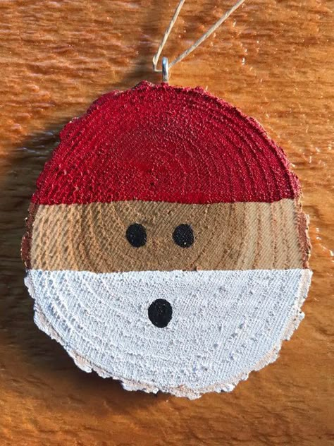 Deco Noel Nature, Jul Diy, Wood Slice Christmas, Tree Slice, Santa Tree, Diy Christmas Ornaments Easy, Christmas Wood Crafts, Wood Christmas Ornaments, Christmas Ornaments Homemade