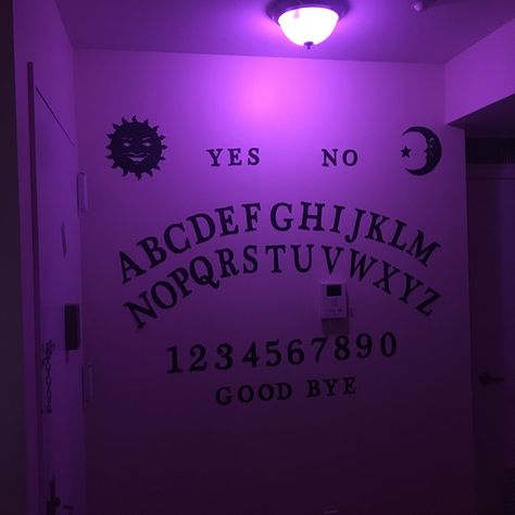 Giant ouija board photo backdrop Soirée Halloween, Casa Halloween, Creepy Halloween Decorations, Halloween House Party, Spooky Halloween Party, A Haunted House, Halloween Tattoo, Halloween Wall Decor, Dekor Diy