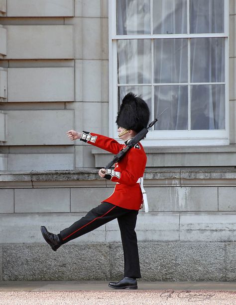 BUCKINGHAM PALACE GUARD Guard Aesthetic, London Buckingham Palace, London Bridges, Royal Guards, Queens Guard, Horse Guards, Dancing King, London Attractions, Royal Guard