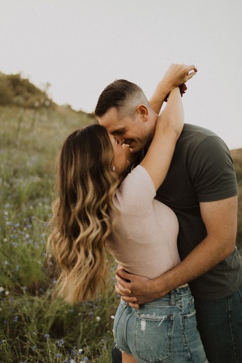 Engagement Shoots Poses, Shooting Couple, Engagement Photography Poses, Cute Engagement Photos, Couple Engagement Pictures, Photographie Portrait Inspiration, Engagement Photos Fall, Couple Picture Poses, Engagement Photo Poses