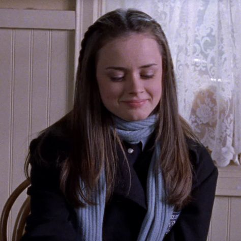 Chilton Rory Hairstyles, Rory Gilmore Hair Layers, Rory Gilmore Hair Inspiration, Rory Gilmore Scarf, Rory Gilmore Side Profile, Rory Gilmore Hair Bangs, Rory Gilmore Headband, Rory Gilmore Hairstyles, Gilmore Girls Coquette