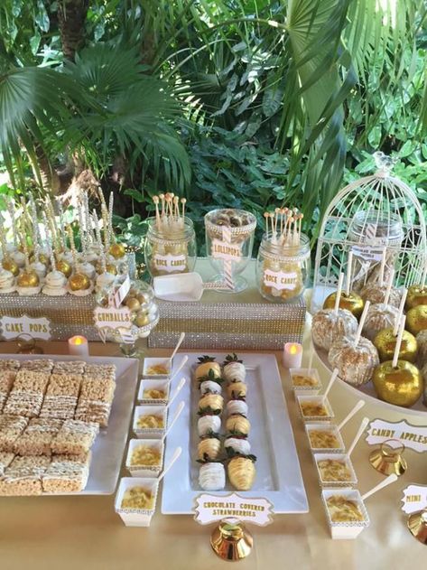 Seating Plan Wedding Ideas, Gold Candy Buffet, Gold Dessert Table, Sweets Table Wedding, Strawberries Cake, White And Gold Wedding, Gold Dessert, Plan Wedding, Gold Candy