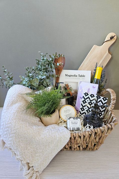 Say “Welcome Home” with a luxury gift basket filled with items that will surely impress your client or recipient! From gourmet artesian chocolate bars to an intoxicating scented candle, and cozy blanket. Give a gift basket that is impressive from start to finish! #clientgifts #realtorgiftbasket #housewarminggift #giftbaskets #giftideas #realtorgifts #closinggifts #giftbasketideas Housewarming Gift Box Ideas, Cheeseboard Gift Basket Ideas, Boujee Christmas Gifts, High End Gift Baskets, Snackbox Gift Ideas, Thank You Basket, Cooking Gift Basket Ideas, Cinco Party, Closing Gift Basket