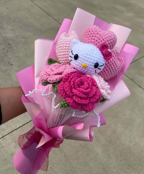 Sanrio Crochet Bouquet, Crochet Hello Kitty Bouquet, Pink Crochet Bouquet, Hello Kitty Crochet Bouquet, Crochet Bouquet Ideas, Hello Kitty Bouquet, Diy Gifts For Girlfriend, Crochet Store, Plush Flower