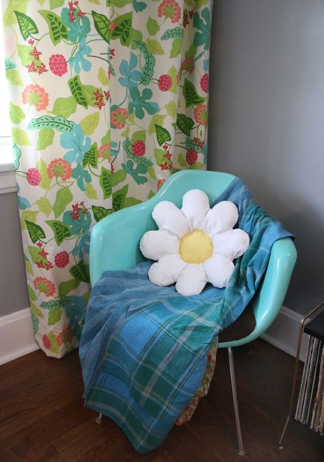 This DIY flower pillow tutorial from @abeautifulmess_  will be sure to brighten your day! Click in to learn how to make this fun design perfect for a bed, couch, or chair. Finish by styling with a fun throw. Flower Pillow Tutorial, Diy Flower Pillow, Daisy Pillow, White Upholstery Fabric, Daisy Pillows, Throw Pillow Diy, Diy Throw Pillows, Nora Ephron, Pillow Tutorial