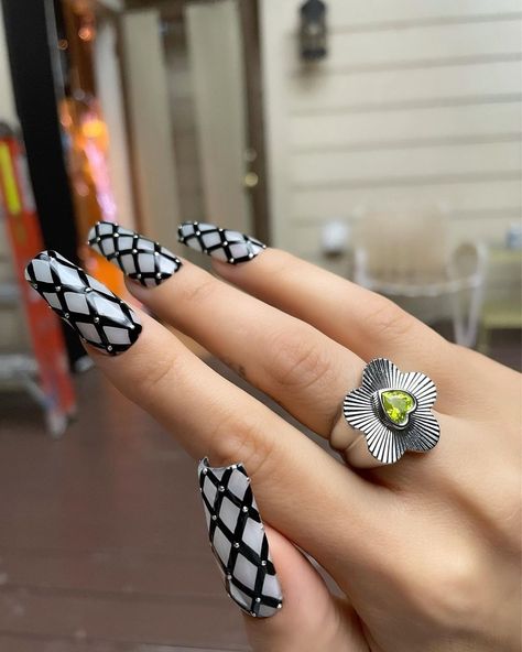 Natalie Minerva on Instagram: “Up close and personal with Maddy’s “caged” nails 🖤 @alexademie took this epic shot and I’m so happy she did because these are my personal…” Maddy Perez Nails, Paznokcie Hello Kitty, Euphoria Nails, Maddy Perez, Drip Nails, Nagel Tips, Goth Nails, Smink Inspiration, Grunge Nails