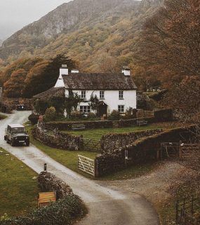 An Elegant Kitchen in an Old Schoolhouse in the German Countryside Yellow Sunflowers, Holiday Vibes, Dream Cottage, Sunshine Yellow, Photo Couple, English Cottage, Dream House Exterior, English Countryside, Intp