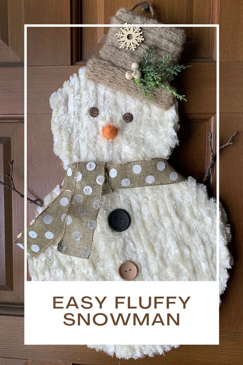 Easy fluffly snowman wall decor Snowman Yarn Craft, Chenille Snowman Pattern, Twine Snowman Diy, Homemade Snowman Decorations, Chunky Yarn Snowman Diy, Wreath Snowman Diy, Burlap Snowman Wreath, Simple Snowman Crafts, Snow Man Diy Decor