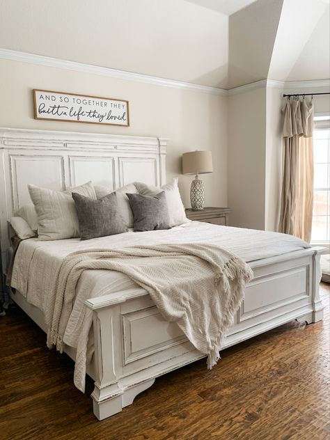 Farmhouse Bedroom With Grey Furniture, Small Bedroom Farmhouse Ideas, White Farmhouse King Bed, Masterbedroom Bedroom Furniture, Gray And White Bedroom Furniture, Master Bed Modern Farmhouse, Modern Country House Bedroom, Farmhouse Bedroom Sets King, White King Bedroom Ideas