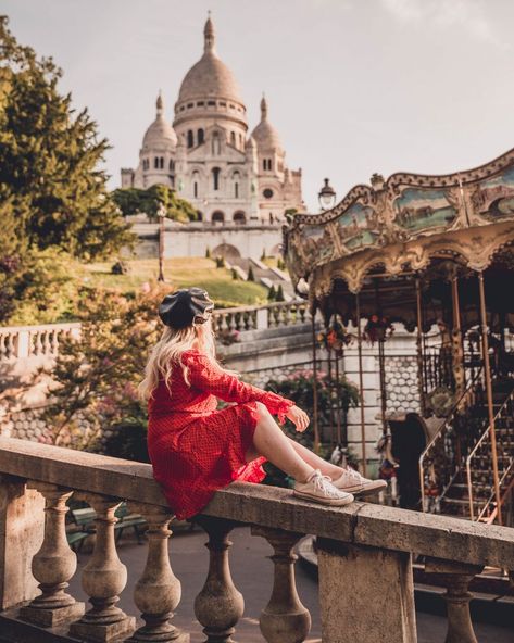 The most Instagrammable places in Paris. - CHARLIES WANDERINGS Montmartre Paris Photo Ideas, Montmartre Paris Photography, Versailles Photo Ideas, Paris Locations, Paris Instagram Pictures, Eiffel Tower Lights, Paris Photo Ideas, Places In Paris, Paris Place