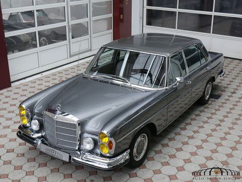 Mercedes-Benz 300 SEL 6.3 Limousine - Auto Salon Singen Mercedes Benz New Car, Mercedes 220, Mercedes Auto, Classic Car Garage, Old Mercedes, Mercedes 300, Mercedes Slk, Benz Classic, Daimler Benz