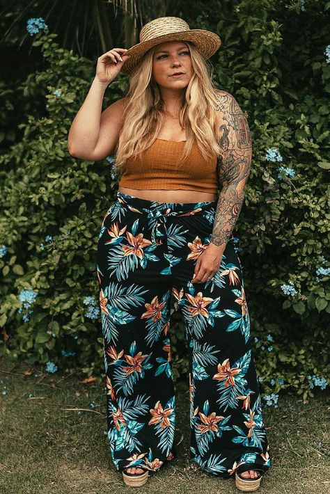 Island Style: Floral Palazzo Pants with Tan Crop Top and Straw Hat | Plus Size Holiday Outfit Beach Outfit Plus Size, Tan Crop Top, Plus Size Holiday, Floral Palazzo Pants, Fest Outfits, Plus Size Summer Outfits, Holiday Outfit, Plus Size Summer, Island Style