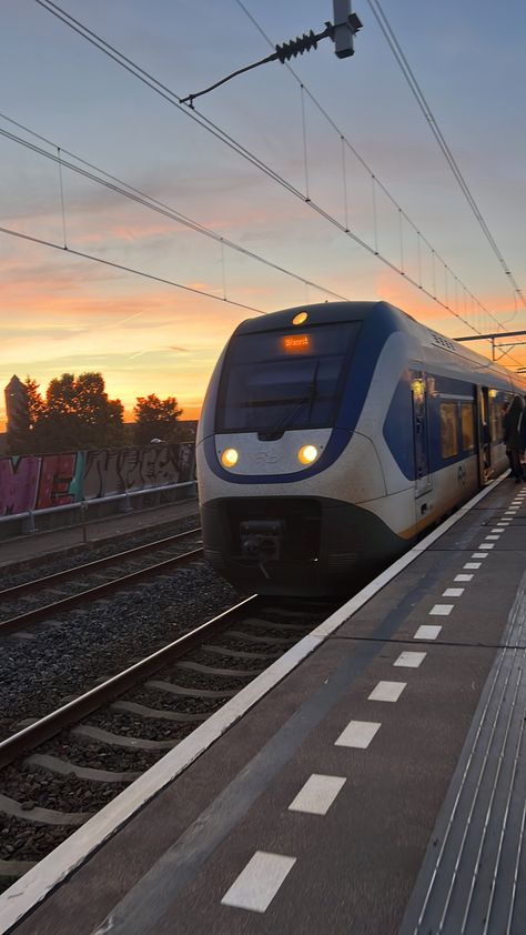 Aesthetic train sky Train Study Aesthetic, Travel Aesthetic Train, Transport Aesthetic, Aesthetic Train, Train Aesthetic, Train Theme, Vision Board Photos, Vision Board Pictures, Train Engines