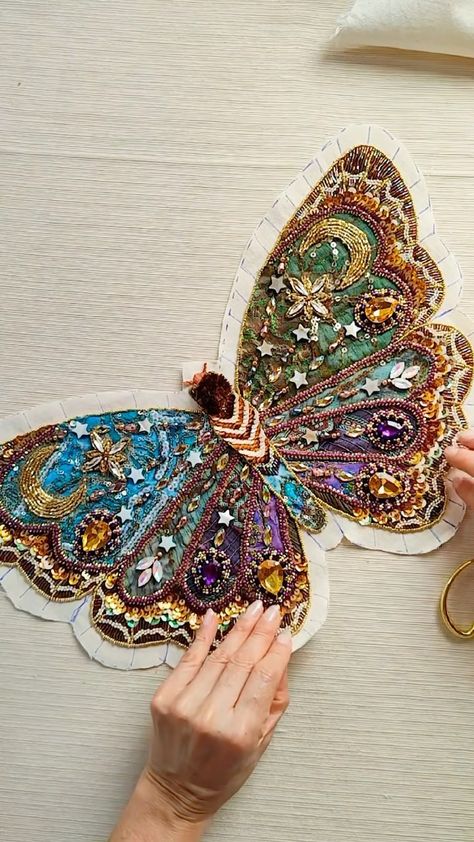 Embroidery.Вышивка.Handmade (@world_embroidery) • Instagram-foto's en -video's Textile Projects Ideas, Beading And Embroidery, Bead Embroidery Art, Different Embroidery Designs, Beading Embroidery On Fabric, Beaded Embroidery Designs, Beading On Clothes, Beaded Embroidery Patterns, Beaded Clothes