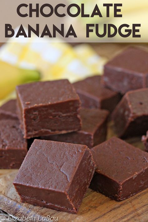 Chocolate Banana Fudge - smooth & creamy, made with real bananas! | From candy.about.com Chocolate Banana Fudge, Banana Fudge Recipes, Banana Fudge, Raspberry Fudge, Brownies Caramel, Baileys Fudge, Fudge Candy, Homemade Fudge Recipes, Banana Candy