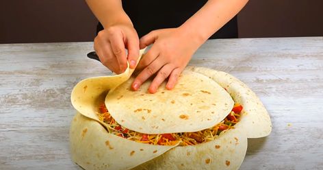 Arrange 7 tortillas in a pan like this for the ULTIMATE twist on the crunch-wrap supreme Things To Make With Tortillas, Fajita Mix, Crunch Wrap, Fajita Recipe, Tortilla Recipe, Tortilla Wraps, Chicken Fajitas, Mexican Dishes, Yum Yum Chicken