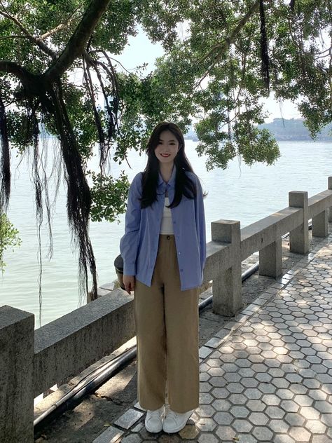 Slacks Summer Outfit, Light Brown Trousers Outfit, Light Brown Pants Outfit, 대학생 스타일, Formal Pants Women, Japan Outfits, Trousers Outfit, Simple Style Outfits, Daily Outfit Inspiration