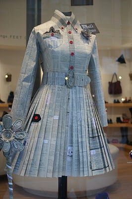 Newspaper Dress, Newspaper Craft, Paper Clothes, Recycled Dress, Paper Fashion, Paper Dress, Newspaper Crafts, Christmas Tree Ideas, Dress Forms