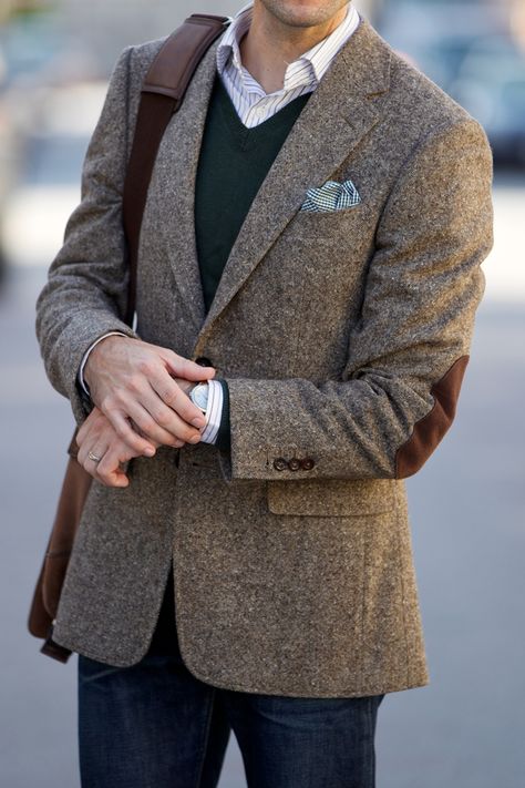 Tweed Blazer Fall Essentials - He Spoke Style Tweed Jacket Elbow Patches Men, Tweed Blazer Outfit Men, Tweed Blazer Men, Tweed Blazer Outfit, Tweed Jacket Men, Tweed Jacket Outfit, Outfit Mit Blazer, Giacca In Tweed, Elbow Patch Blazer