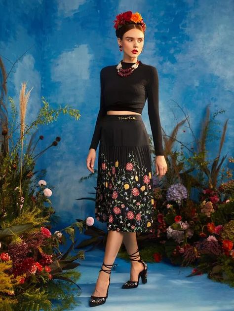 Frida Kahlo X SHEIN Letter & Floral Print Pleated Skirt | SHEIN USA Frida Kahlo Fashion Inspiration, Frida Kahlo Inspired Outfit, Mexican Inspired Outfit, Over 40 Outfits, Frida Kahlo Style, Mexican Outfit, Printed Pleated Skirt, Latina Fashion, Mexican Party