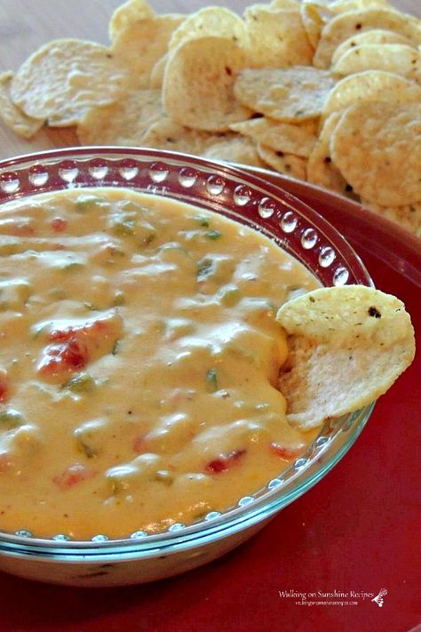 Homemade Queso Dip Easy, Queso Dip Easy, Homemade Queso Dip, Easy Queso Dip, Easy Queso, Homemade Queso, Queso Dip Recipes, Queso Recipe, Cheese Dip Recipes