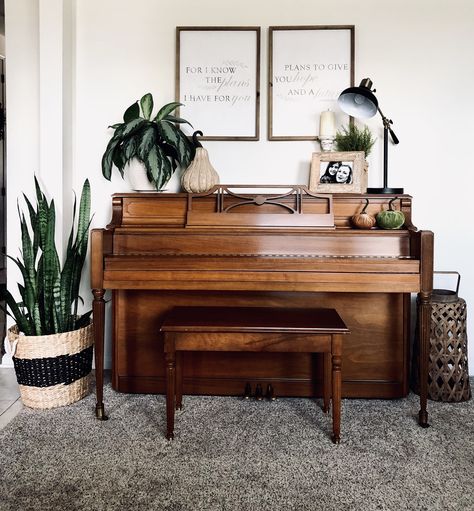 Wood Upright Piano, Over Piano Decor, Lounge With Piano, Decor On Top Of Piano, Photos Above Piano, Books On Dining Table, Above Piano Decor Ideas, Piano Styling Ideas, Art Above Piano Living Rooms