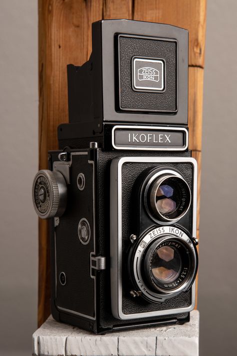 https://flic.kr/p/RFgh9V | Zeiss Ikon Ikoflex Ib 856/16 (1956) Germany Classic Photography, Medium Format Camera, Classic Camera, Bedroom Setup, Retro Camera, Film History, Photography Gear, Film Cameras, Vintage Cameras