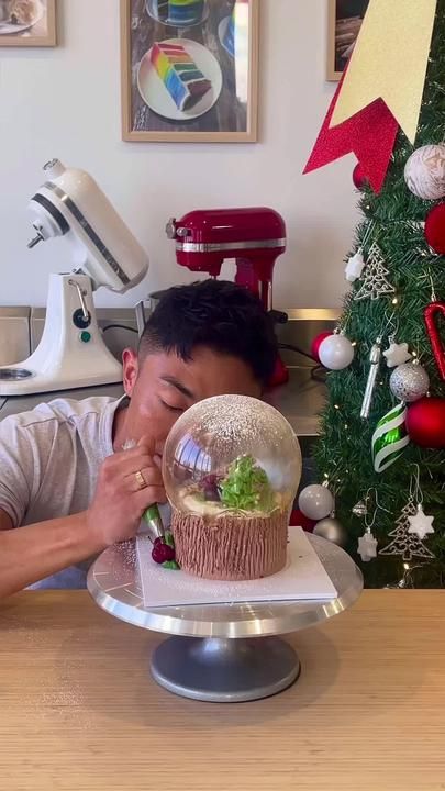 jaeminscakesandpastires on TikTok Sugar Snow Globe, Snow Globe Cake, Globe Cake, Snow Cake, Cake Competition, Cupcake Queen, Xmas Cake, Winter Cake, Cooking Hacks