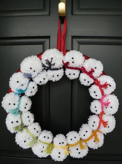 DIY Christmas Wreath Ideas Pompom Crafts Decoration, Pompom Crafts, Kebun Herbal, Pom Wreath, Hantverk Diy, Porte Decorate, Pom Pom Crafts, Festive Wreath, Snowman Wreath