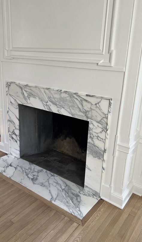 Christmas Mantle Decor Fireplaces, Christmas Fireplace Mantels, Granite Fireplace, Marble Fireplace Mantel, Fireplace Update, Marble Fireplace Surround, Fireplace Facade, Christmas Mantle Decor, Diy Marble