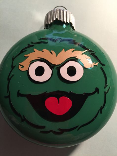 Oscar the grouch ornament/Muppets/ crafting Muppet Ornaments Diy, Disney Christmas Tree Decorations, Vinyl Christmas Ornaments, Elmo Christmas, Character Ornaments, Diy Xmas Ornaments, Bulb Ornaments, Holiday Window Display, Baroque Floral