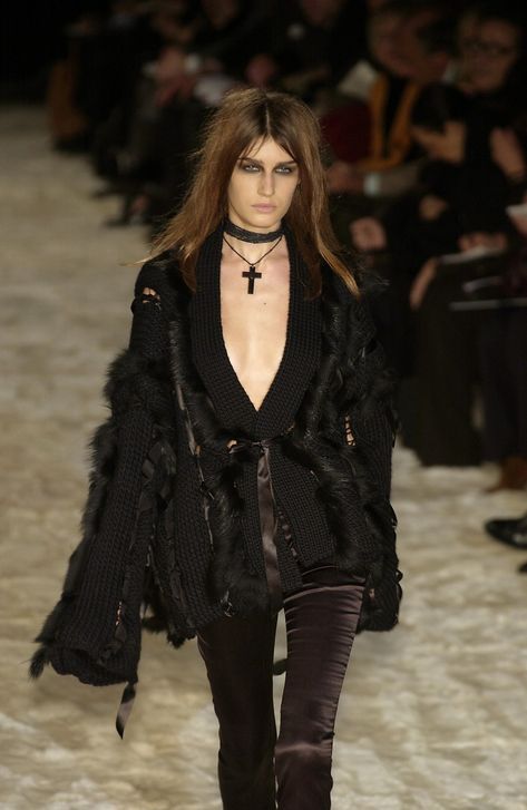 A Brief History of Gothic Fashion on the Runways Goth Runway, Gothic Mode, Black Clothes, Monochrome Outfit, Gareth Pugh, Grunge Goth, Milano Fashion Week, Stil Inspiration, Ann Demeulemeester