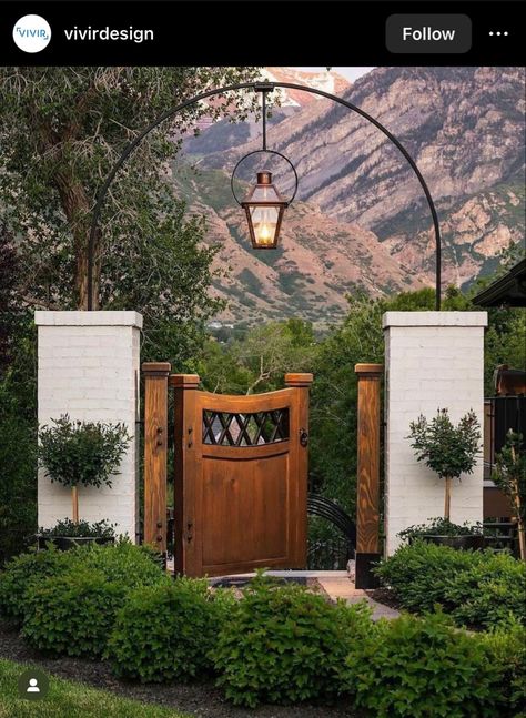 Trellis Gate, Driveway Entrance Landscaping, Iron Garden Gates, Spanish Garden, Farm Layout, Entrance Gates Design, Garden Entrance, Casa Exterior, Garden Cafe