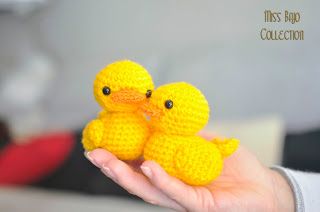 Amigurumi de patito | Miss Bajo Collection Crochet Birds, Crochet Videos Tutorials, Easter Crochet, Amigurumi Free Pattern, Knitted Toys, Diy Doll, Crochet Dolls, Diy Projects To Try, Crochet Crafts