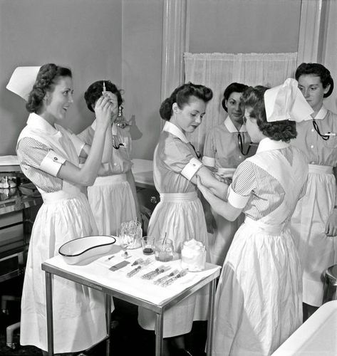 A Look At Hospital Nursing During the 1970's - Nurseslabs Nurse Vintage, Radiology Humor, History Of Nursing, Nurse Pics, Nursing Quotes, Nursing Motivation, Retail Robin, Nurse Photos, School Of Nursing