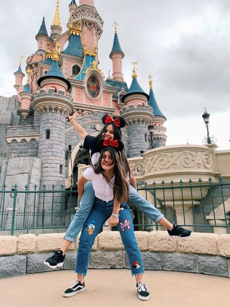 Picture With Friends, Disney Poses, Disney Picture Ideas, ليلو وستيتش, Disney Outfits Women, Disney Parque, Disney Best Friends, Sisters Photoshoot Poses, Foto Disney