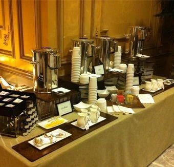 ¿Qué alimentos y bebidas no pueden faltar en un coffee break? – Alkila Event. Buffet Risers, Coffee Bar Party, Food Display Stands, Buffet Set Up, Coffee In Bed, Coffee Tree, Buffet Set, Coffee Barista, Coffee Drawing