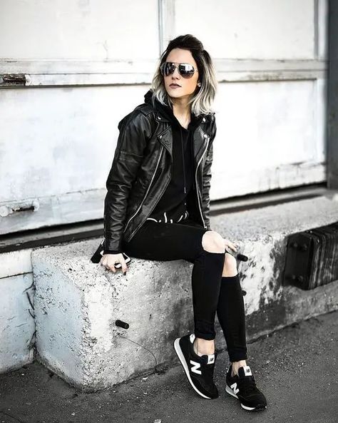 Explore 22 Trendy Black Sneakers Outfit Ideas for 2024 Style Black Sneakers Outfit, Black Sneakers Women, Urban Apparel, New Balance Outfit, Sneaker Outfits, Fall Fashion Trends Women, All Black Fashion, Sneakers Fashion Outfits, Urban Fashion Women